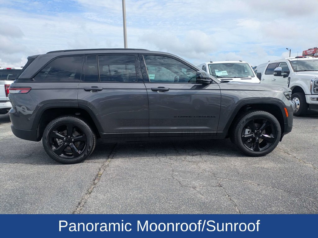 Used 2025 Jeep Grand Cherokee Limited w/ Luxury Tech Group II AWD/4WD image 3