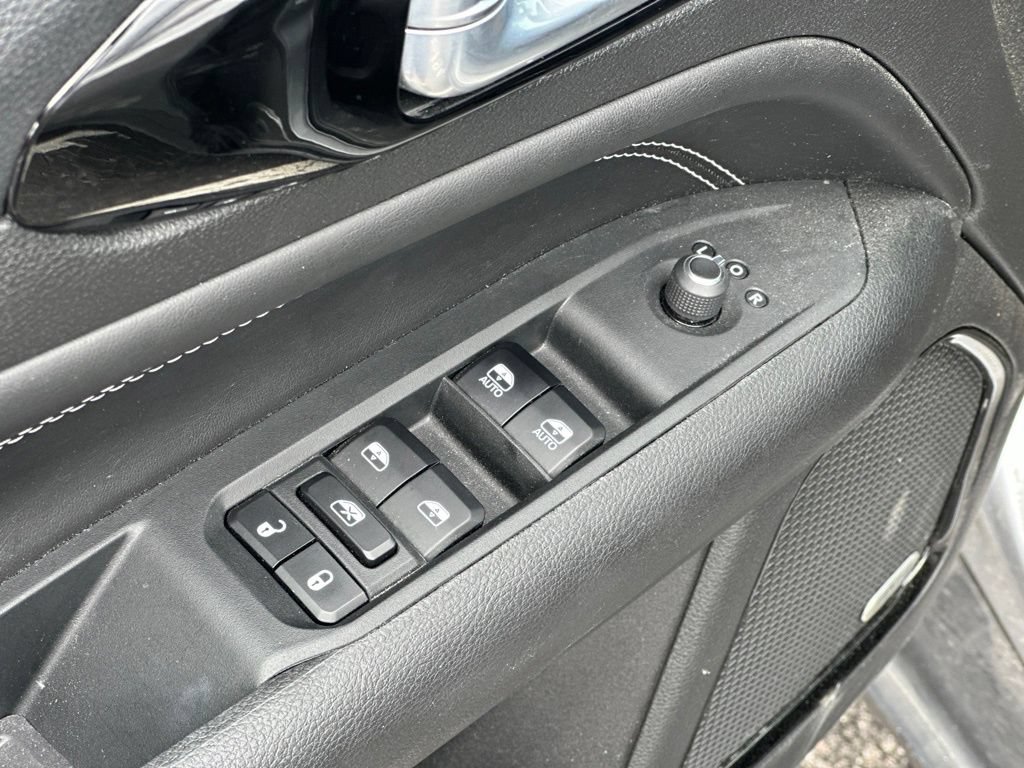 Used 2024 Jeep Compass Latitude w/ Sun and Sound Group AWD/4WD image 16