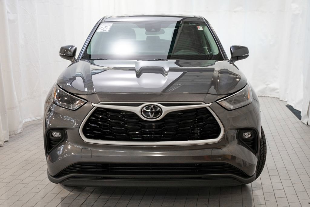 Used 2024 Toyota Highlander LE FWD image 2