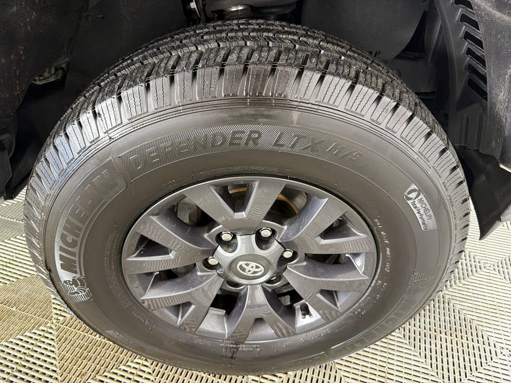 Used 2022 Toyota Tacoma SR5 w/ Technology Package image 12