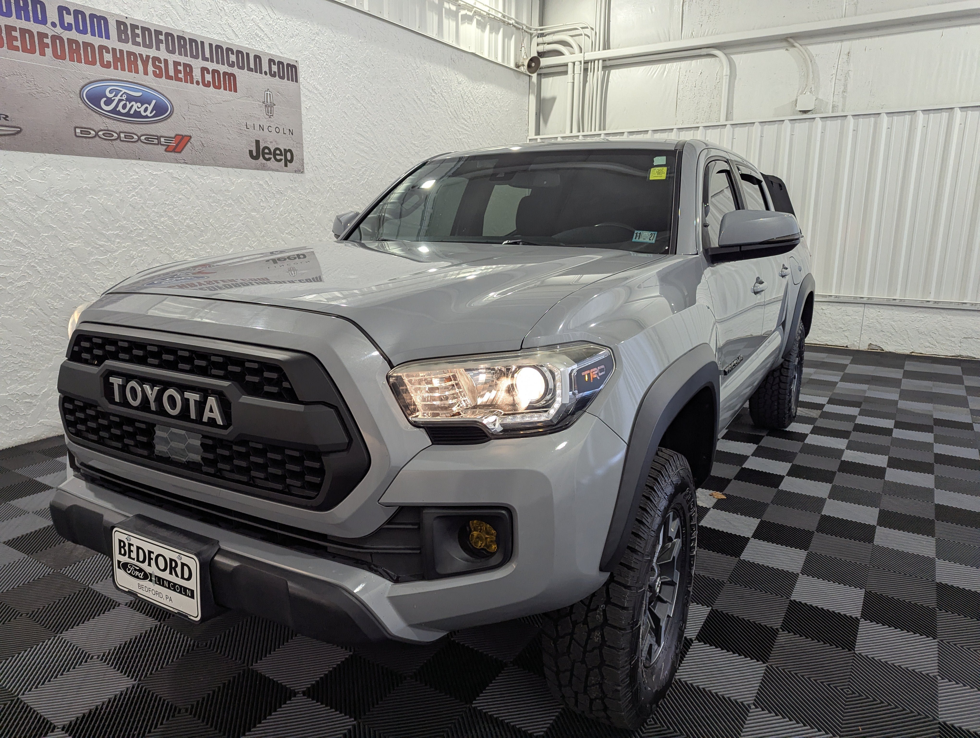 Used 2019 Toyota Tacoma TRD Off-Road AWD/4WD image 3