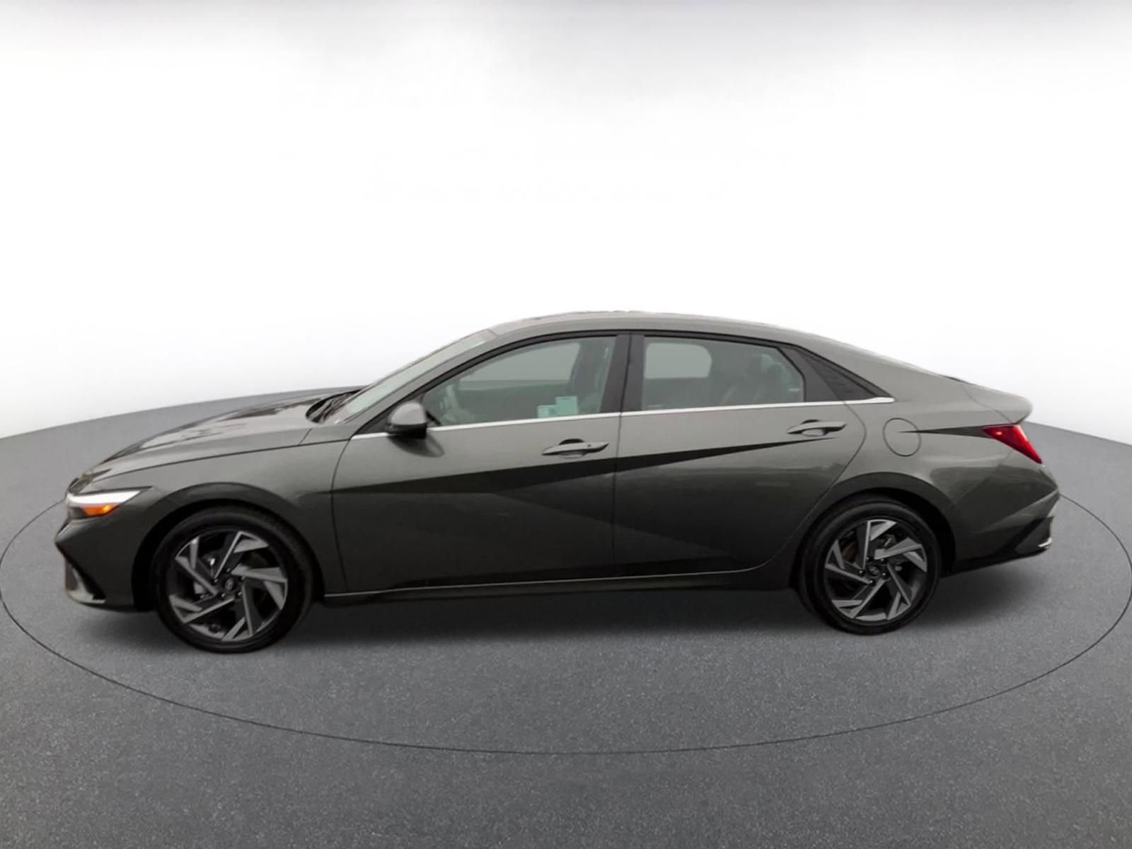 Used 2025 Hyundai Elantra SEL image 9