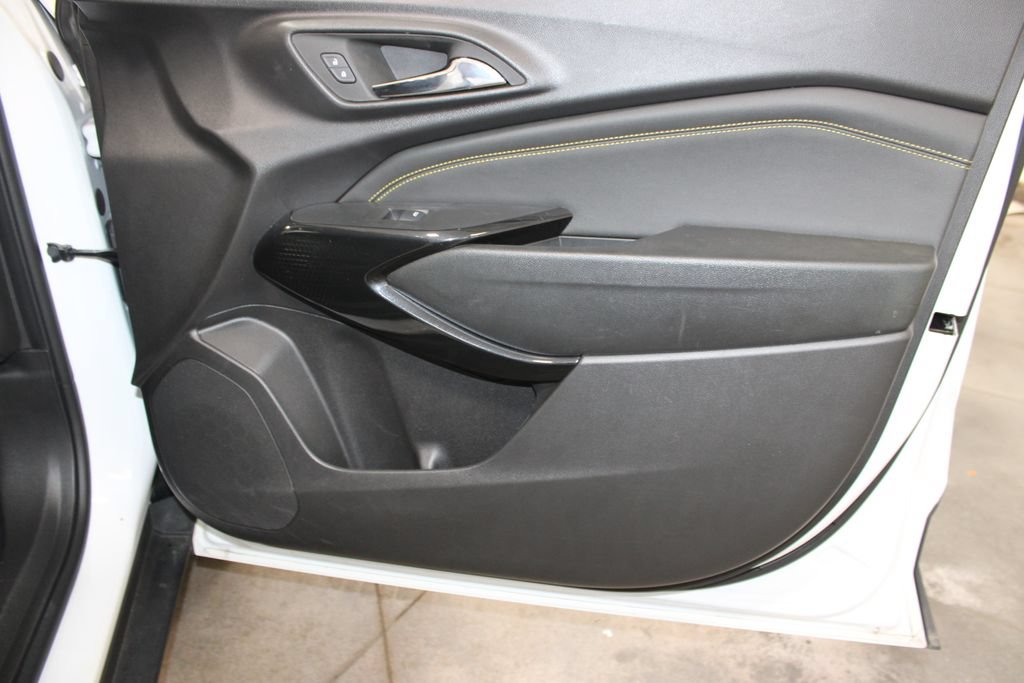 Used 2025 Chevrolet Trax LT FWD image 35