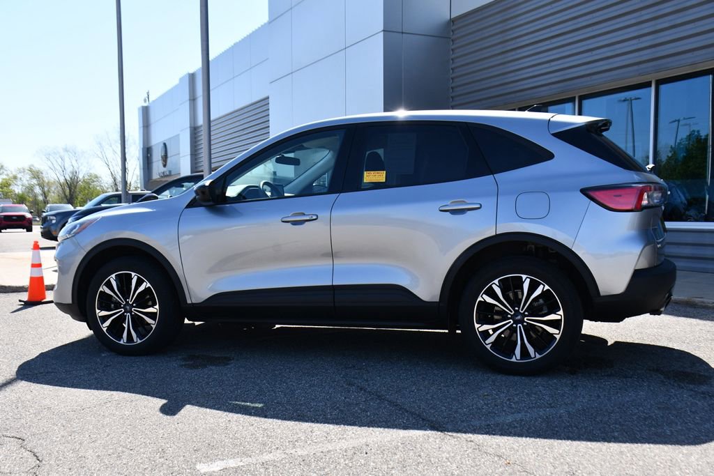Used 2022 Ford Escape SE w/ SE Sport Appearance Package AWD/4WD image 3