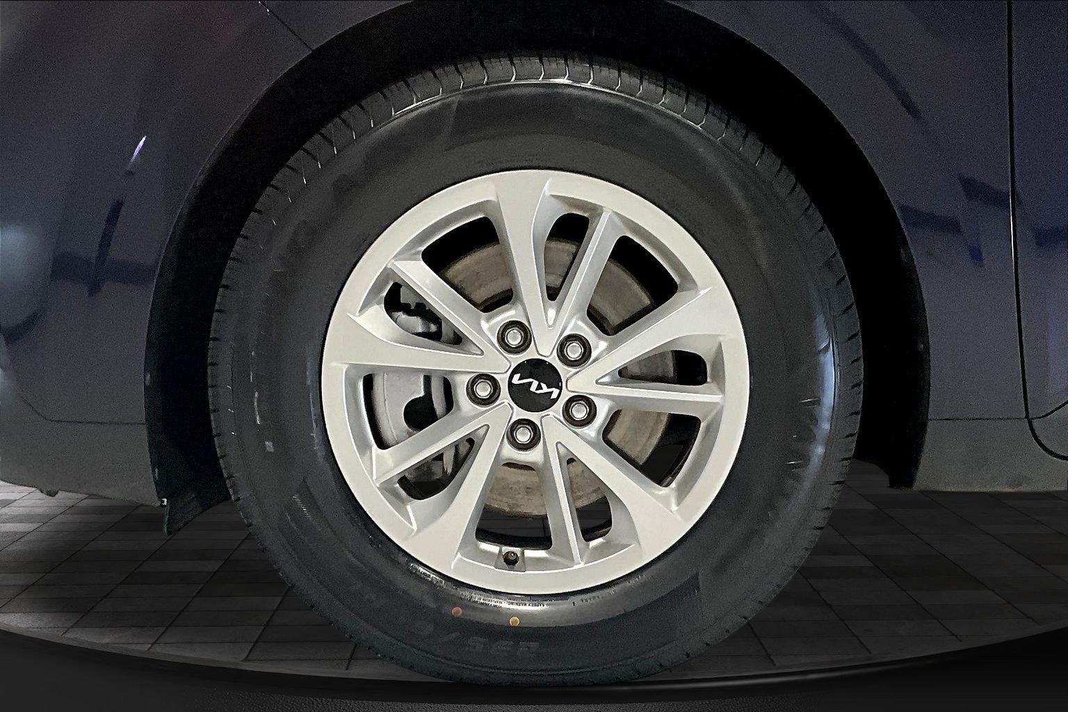 Used 2023 Kia Carnival LX FWD image 35