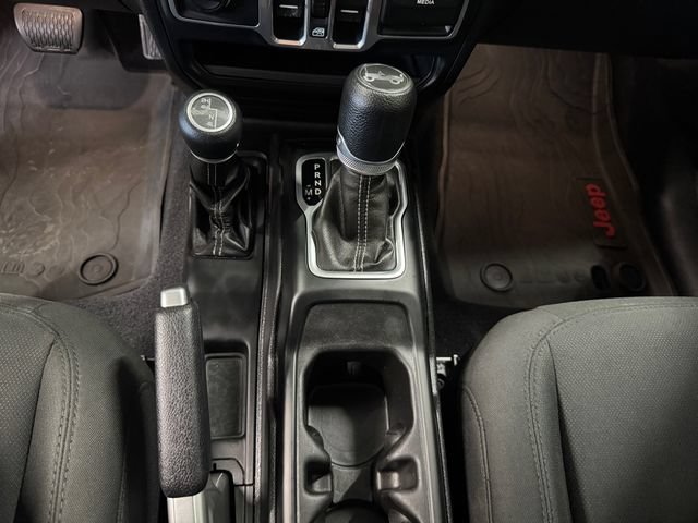 Used 2018 Jeep Wrangler Unlimited Sahara AWD/4WD image 16