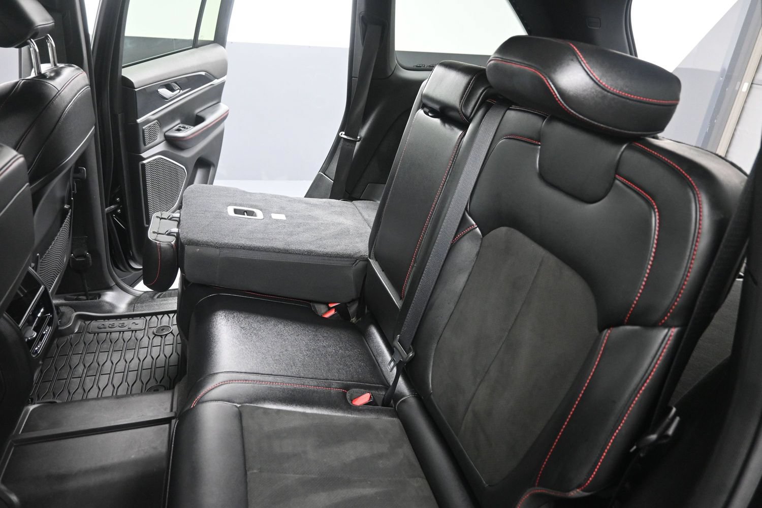 Used 2022 Jeep Grand Cherokee Trailhawk AWD/4WD image 16