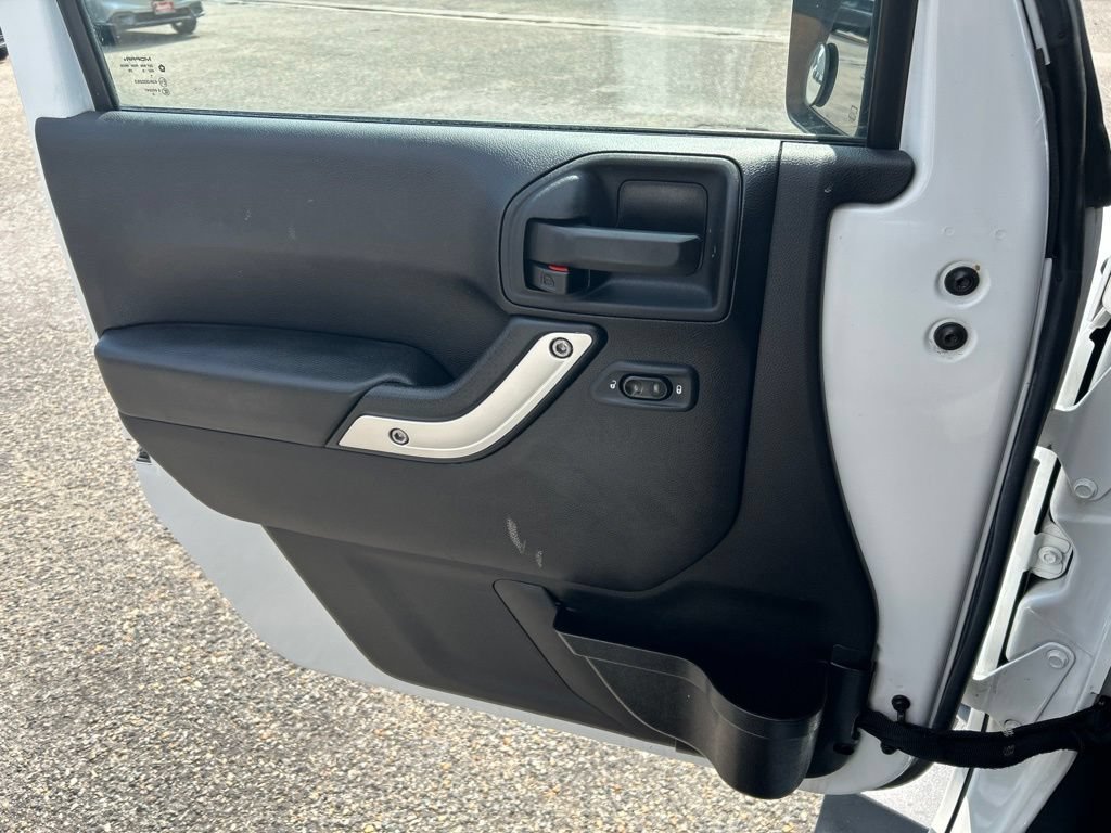 Used 2015 Jeep Wrangler Unlimited Sahara w/ Max Tow Package AWD/4WD image 17