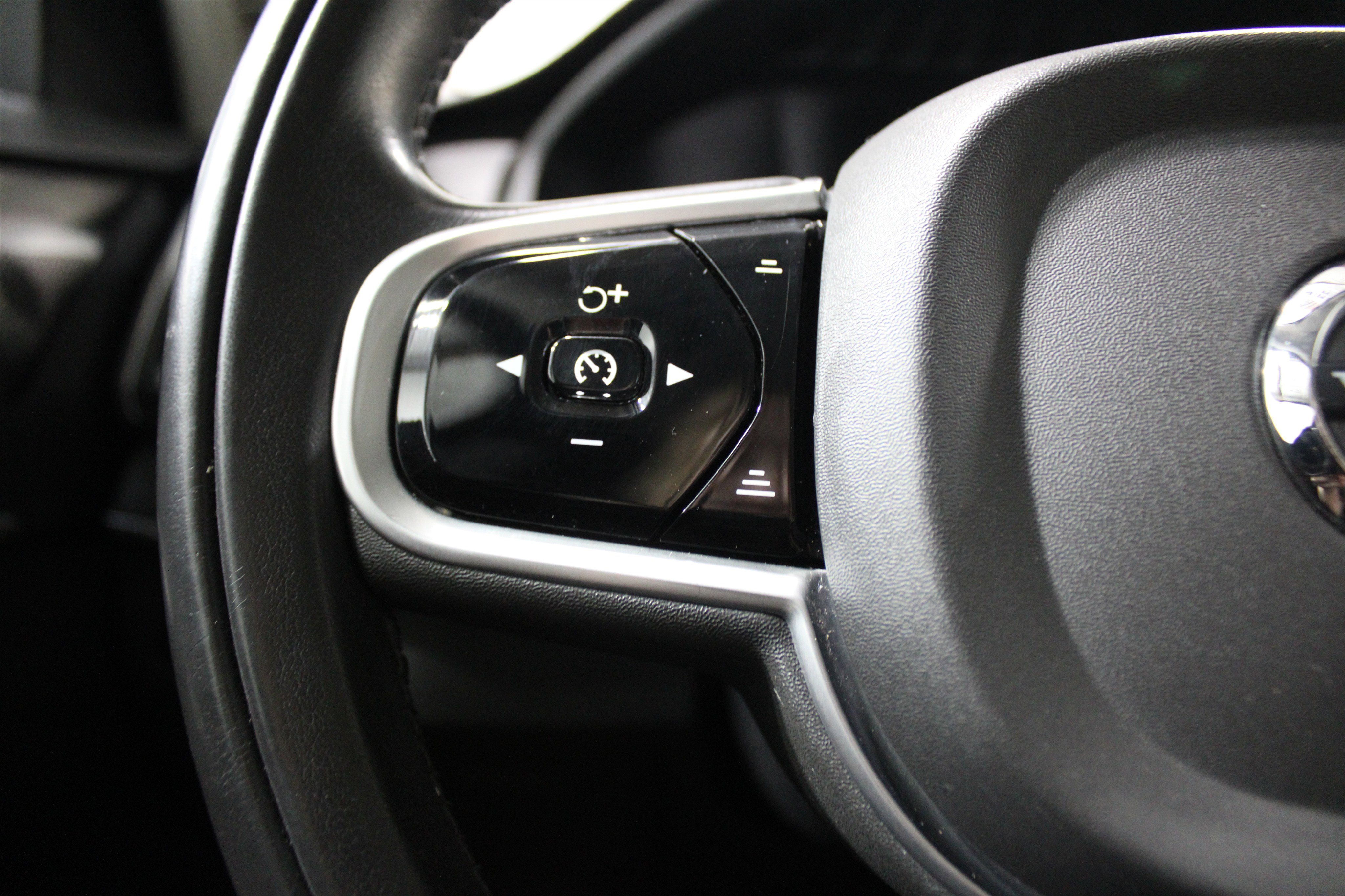 Used 2020 Volvo XC90 T6 Momentum AWD/4WD image 9