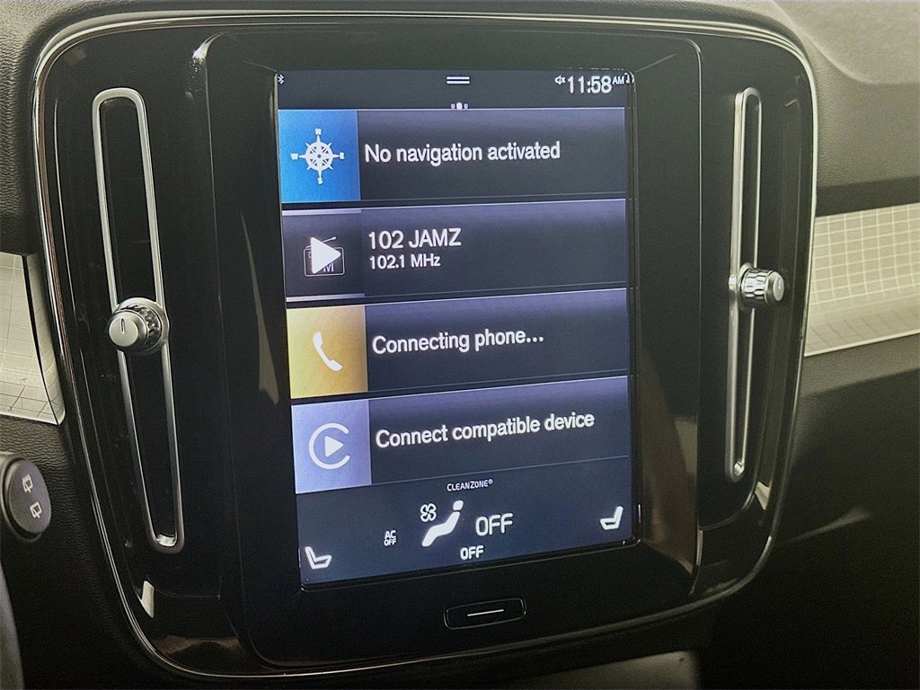 Used 2022 Volvo XC40 T4 Momentum image 19