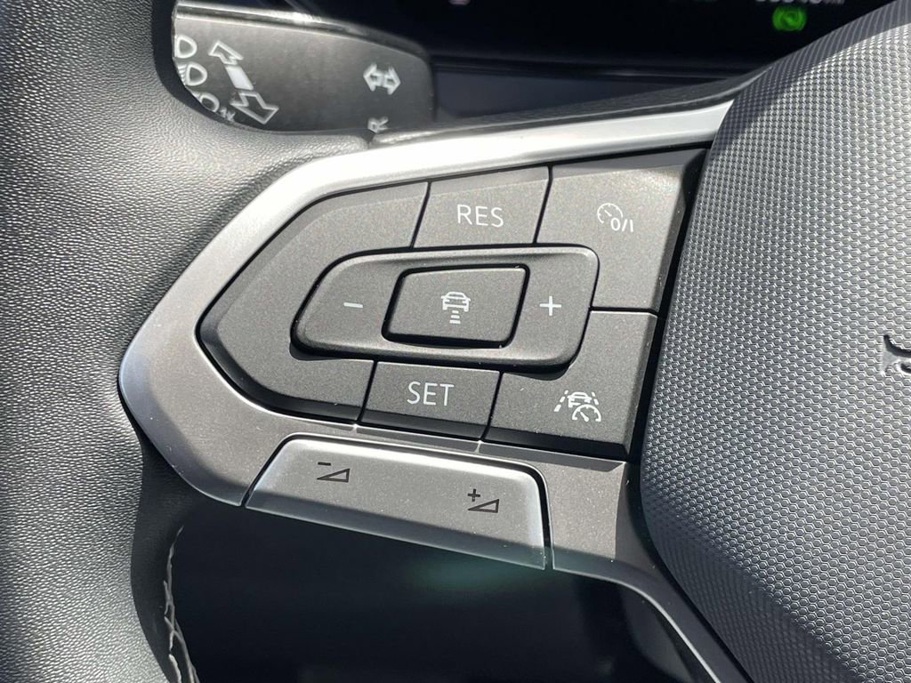 Used 2023 Volkswagen Taos SE w/ Panoramic Sunroof Package FWD image 10