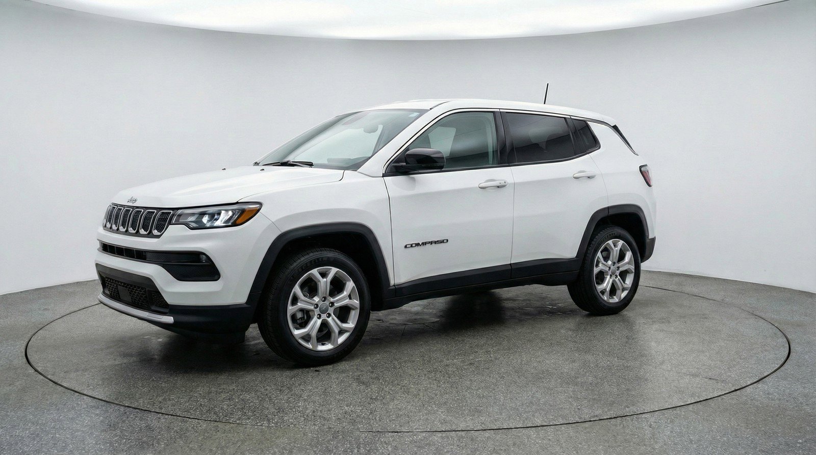 Used 2025 Jeep Compass Latitude AWD/4WD image 3