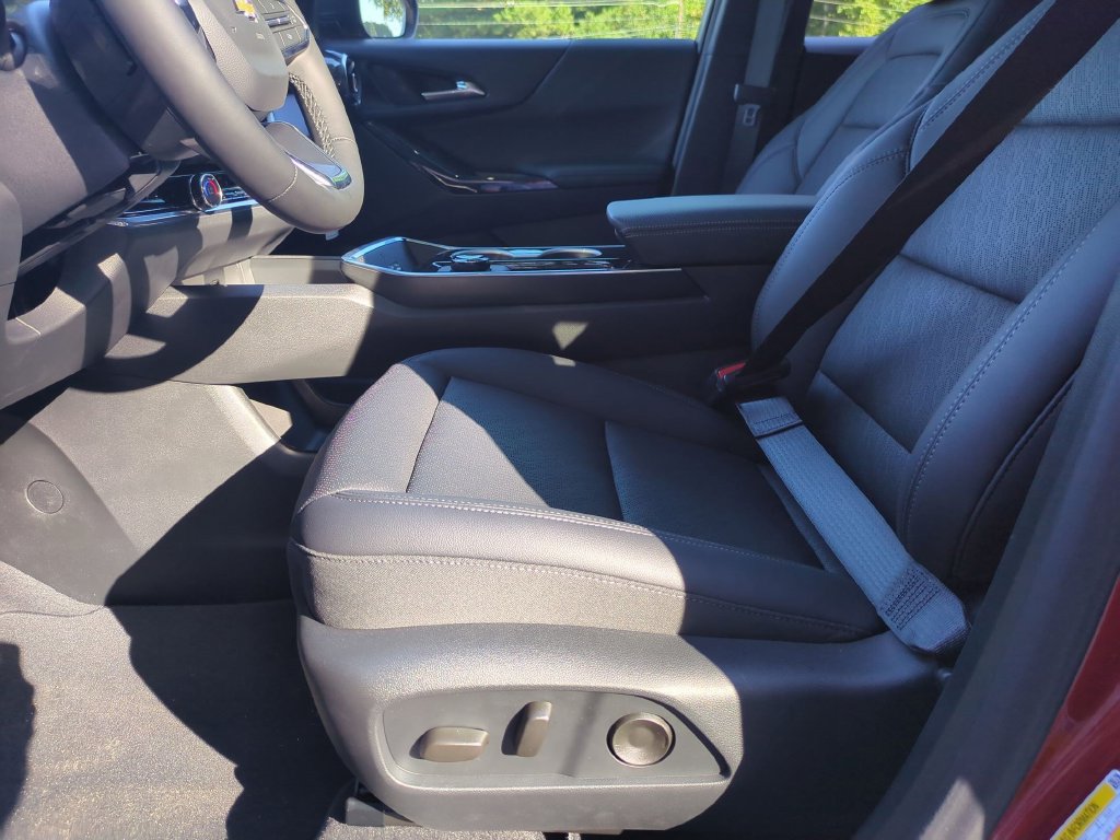 New 2027 Chevrolet Equinox LT w/ Convenience Package II FWD image 17
