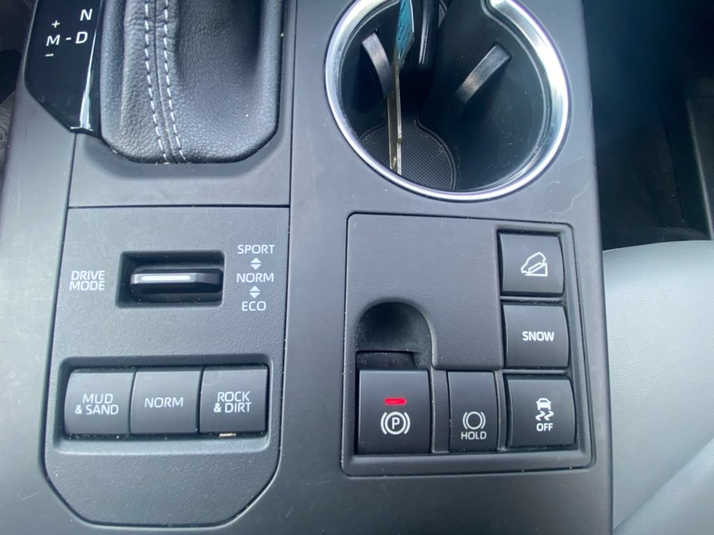 Used 2023 Toyota Highlander XLE AWD/4WD image 23