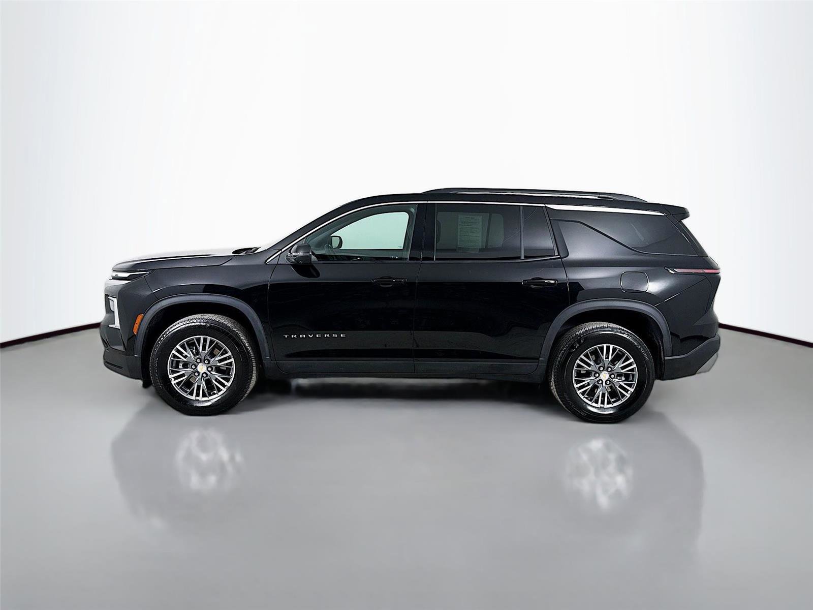 Used 2025 Chevrolet Traverse LT w/ Driver Confidence Package image 6