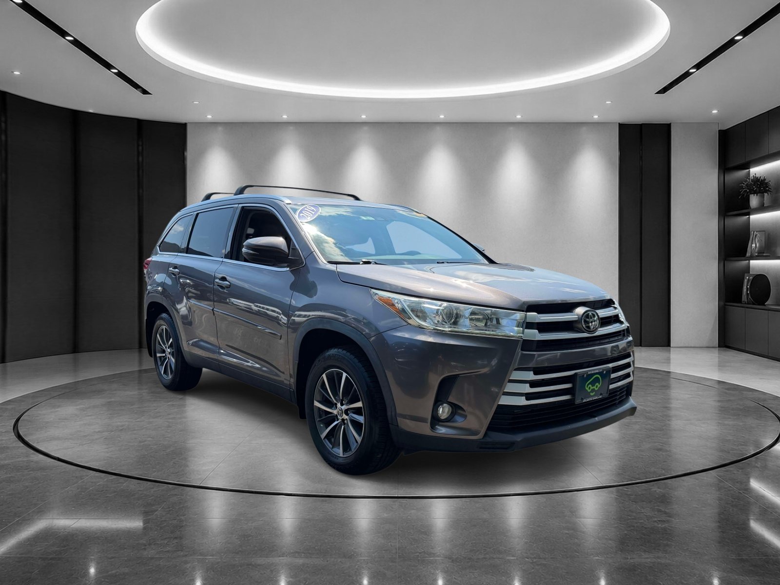Used 2019 Toyota Highlander XLE AWD/4WD image 3