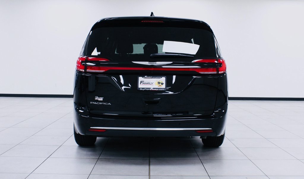 Used 2025 Chrysler Pacifica Select image 5