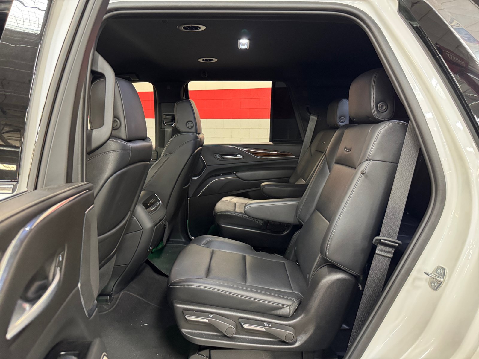 Used 2024 Cadillac Escalade Luxury AWD/4WD image 17