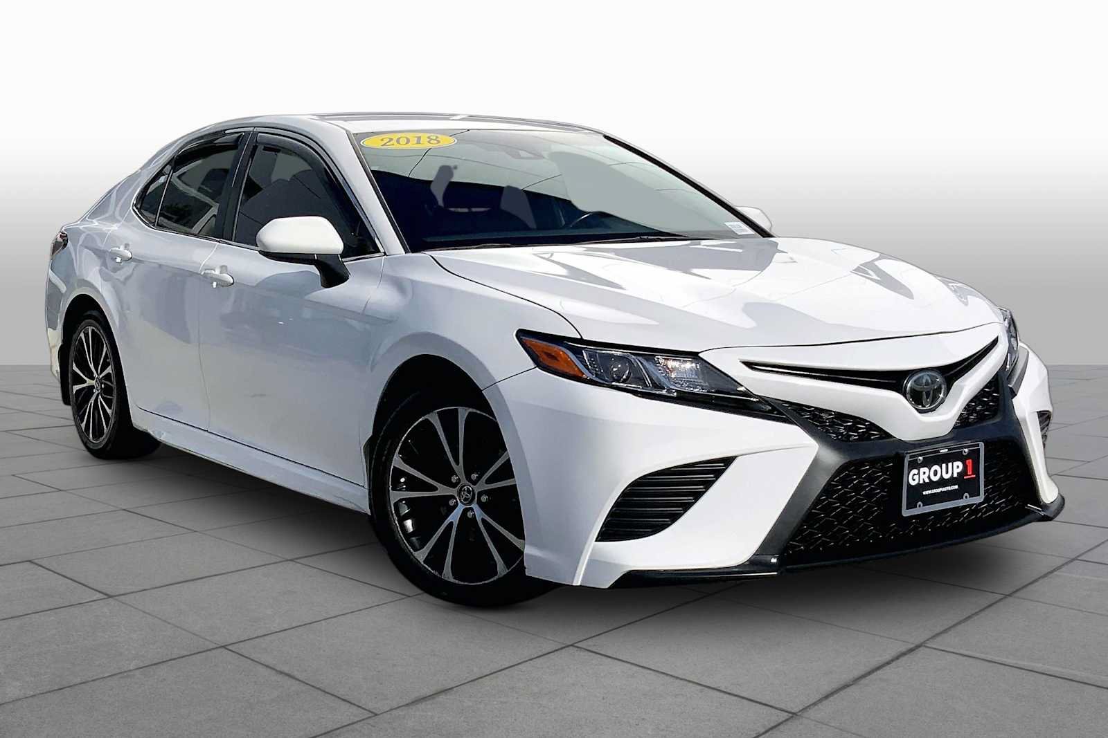 Used 2018 Toyota Camry SE FWD image 2