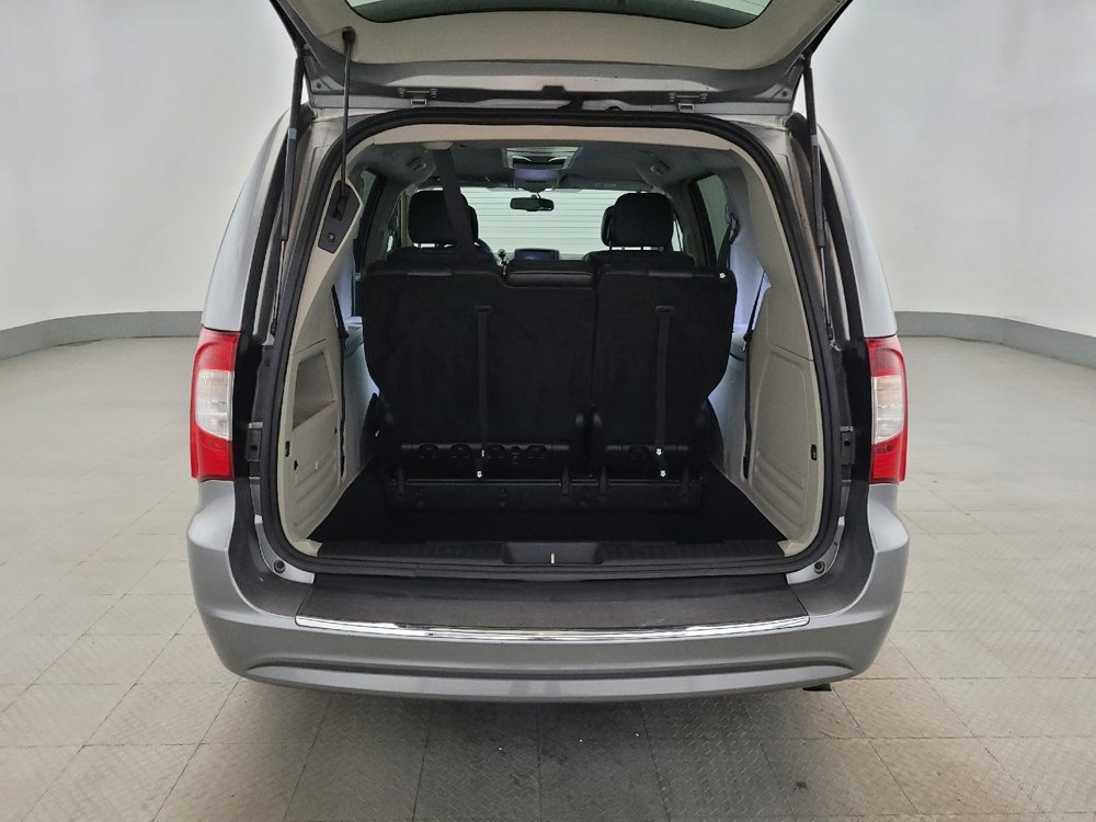 Used 2015 Chrysler Town & Country Touring image 29