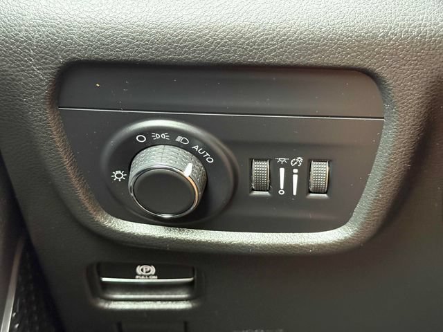 Used 2022 Jeep Grand Cherokee L Laredo w/ Luxury Tech Group I AWD/4WD image 11