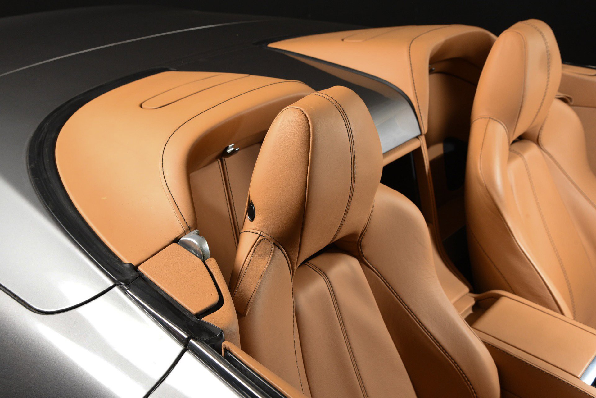 Used 2011 Aston Martin V8 Vantage Roadster RWD image 34