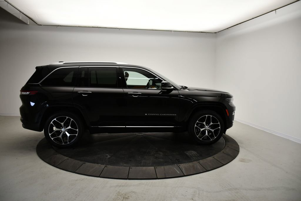 Used 2023 Jeep Grand Cherokee Summit AWD/4WD image 9