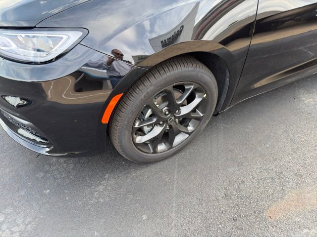 New 2026 Chrysler Pacifica Select FWD image 4