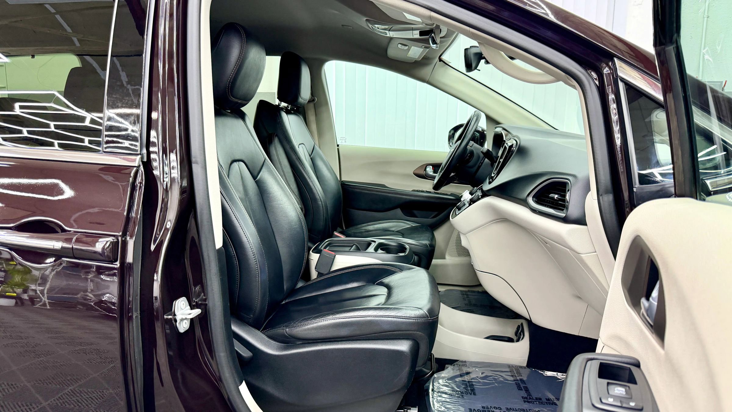 Used 2017 Chrysler Pacifica Touring-L image 9