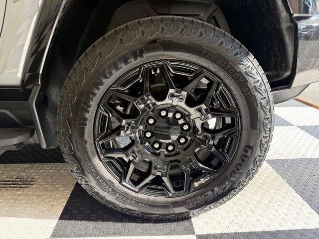 Used 2026 GMC Hummer EV SUV w/ LPO, Dark Essentials Package AWD/4WD image 12