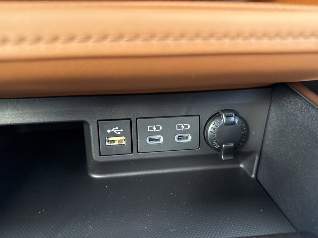 New 2025 Toyota Highlander Platinum image 22