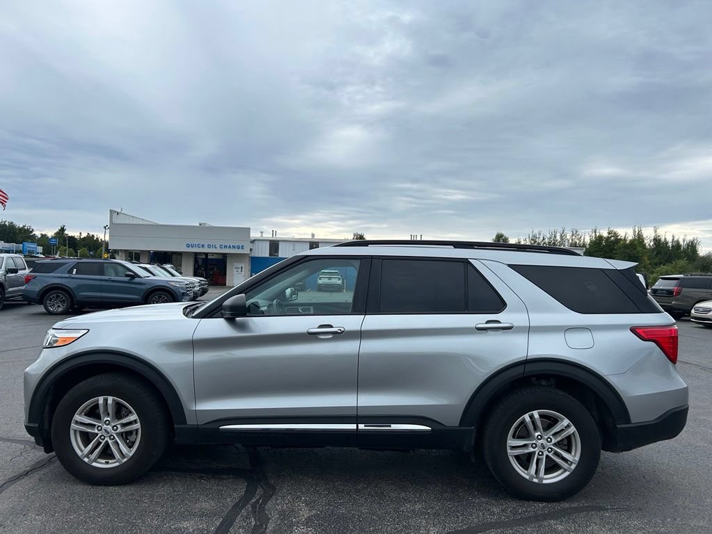 Used 2024 Ford Explorer XLT w/ Equipment Group 202A AWD/4WD image 2
