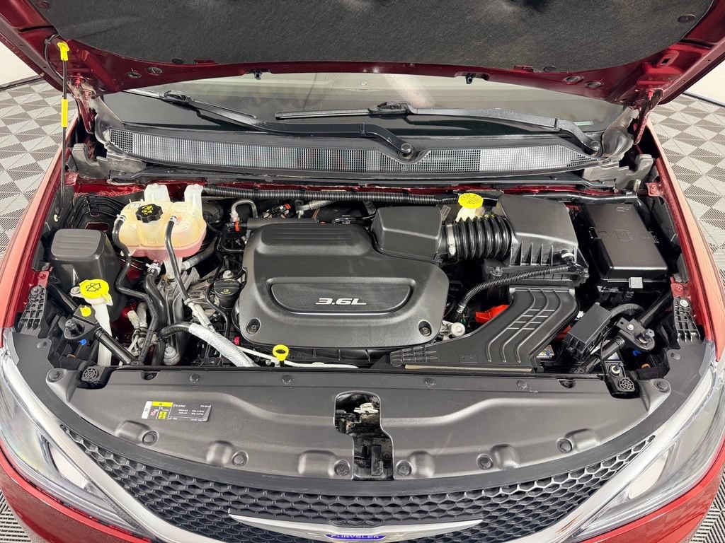 Used 2018 Chrysler Pacifica Touring Plus FWD image 34