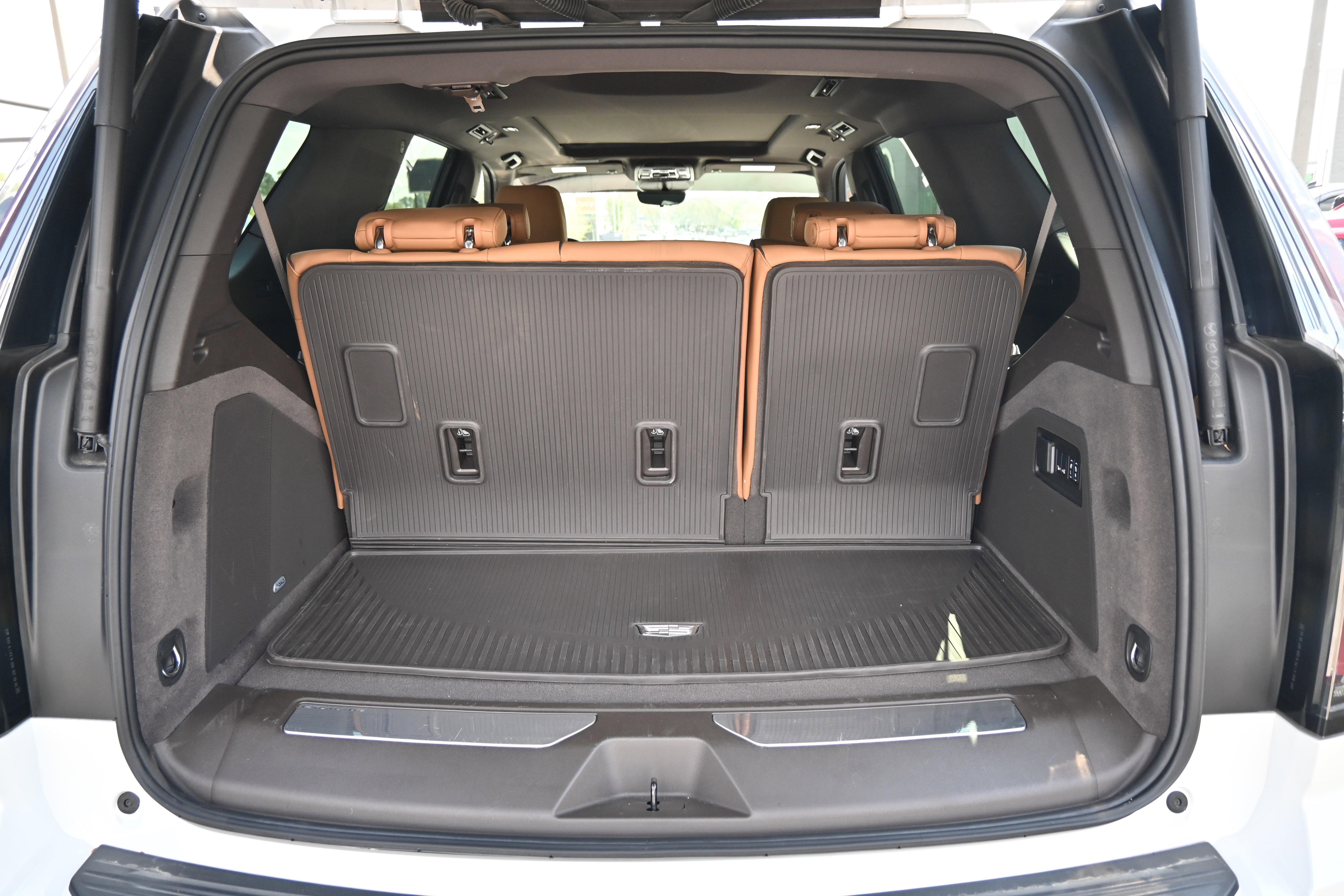 Used 2025 Cadillac Escalade Premium Luxury w/ Touring Package image 15