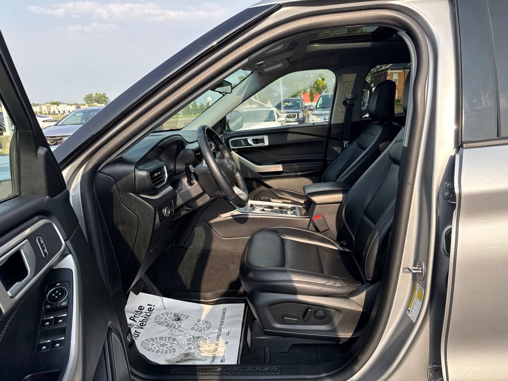 Used 2023 Ford Explorer XLT w/ Equipment Group 202A AWD/4WD image 34