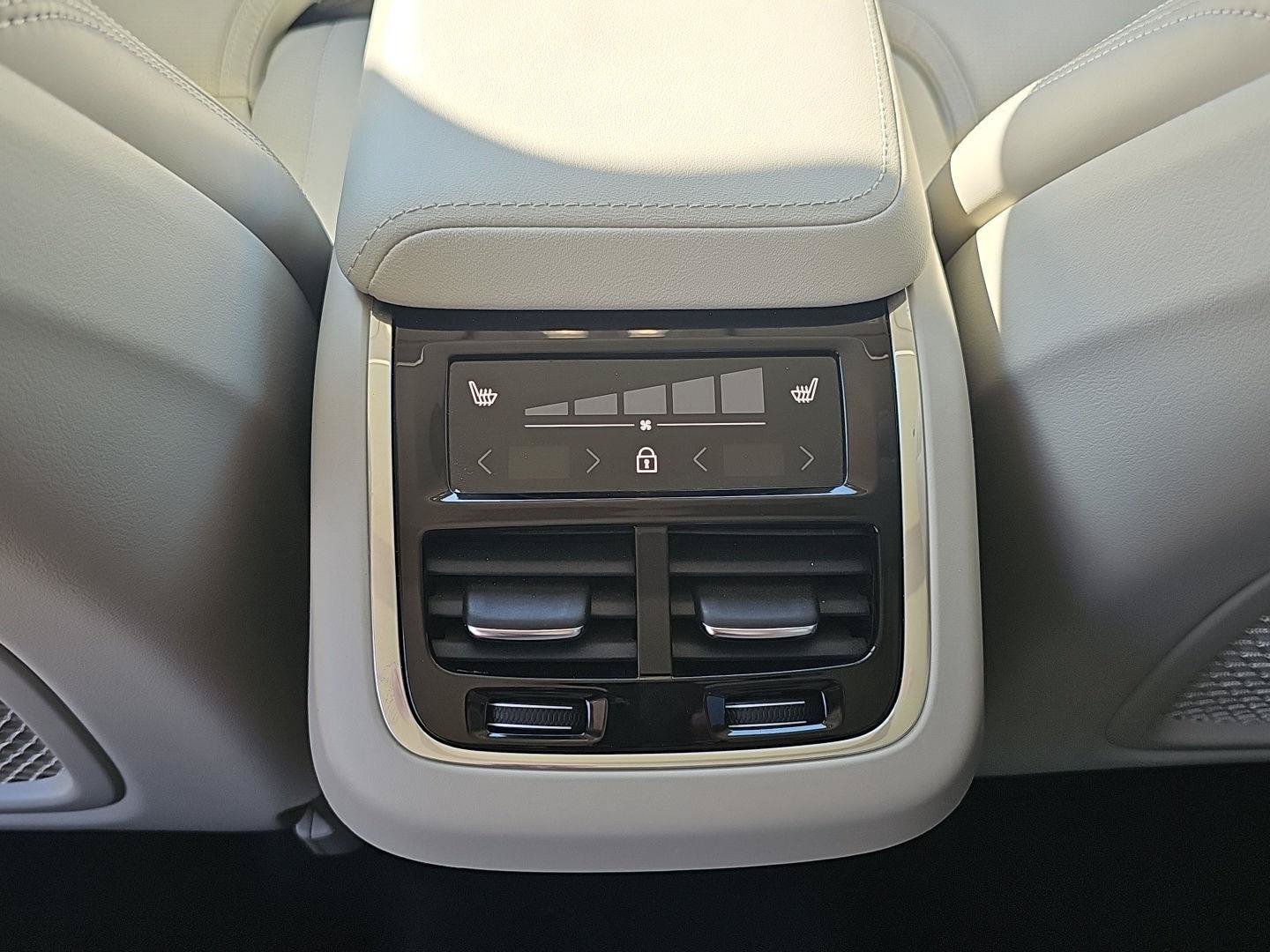 Used 2026 Volvo XC60 B5 Ultra w/ Climate Package AWD/4WD image 23