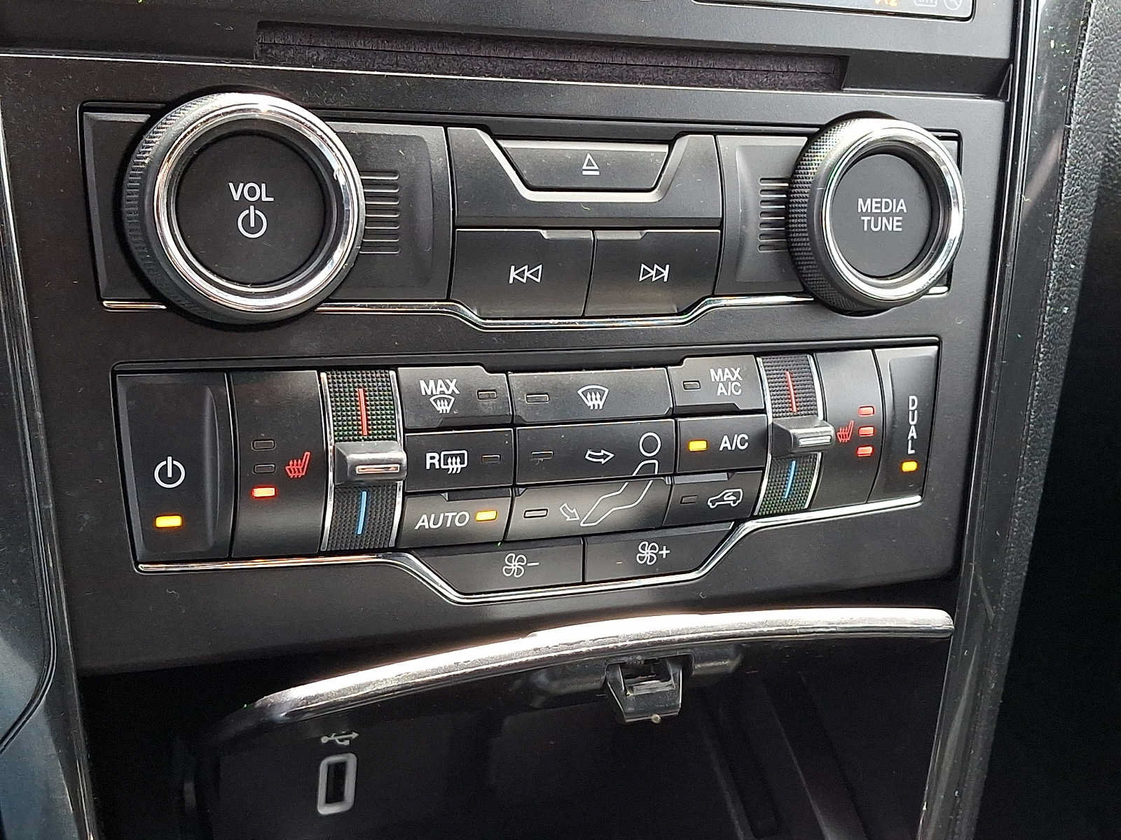 Used 2018 Ford Explorer XLT w/ Equipment Group 202A AWD/4WD image 18