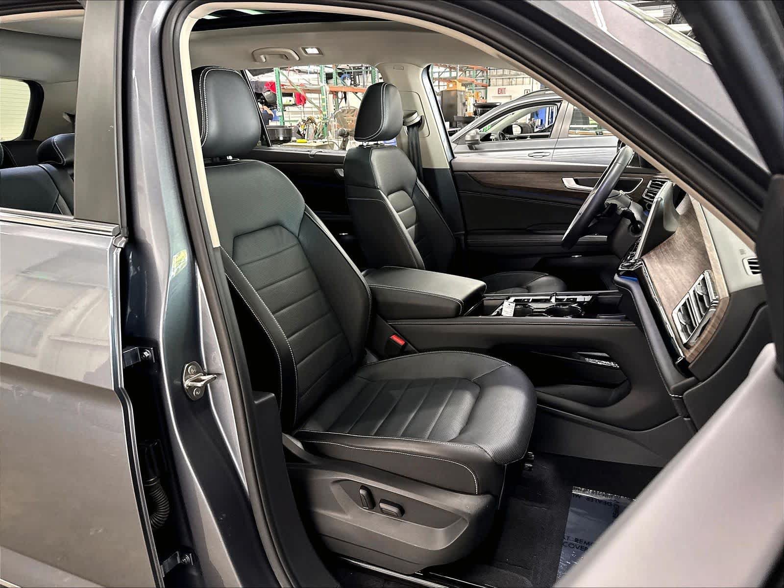 Used 2024 Volkswagen Atlas SEL AWD/4WD image 33