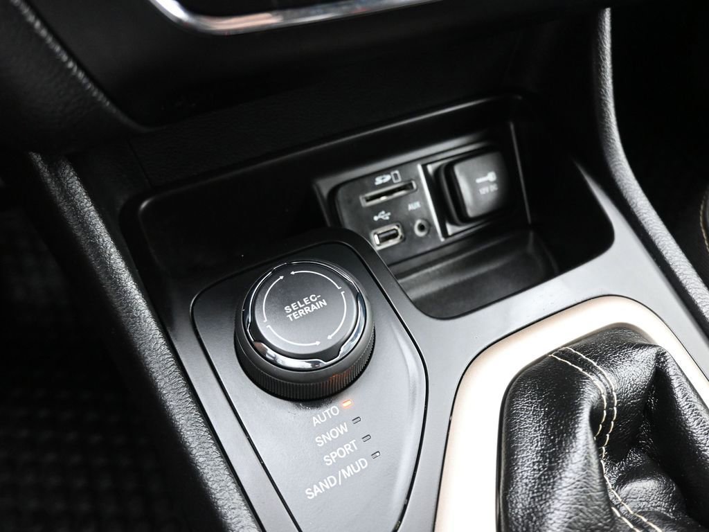 Used 2017 Jeep Cherokee Sport w/ Cold Weather Group image 19