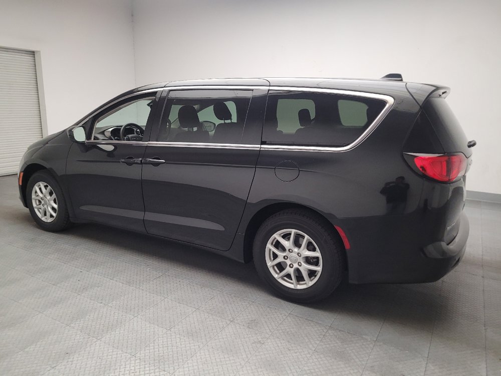 Used 2017 Chrysler Pacifica Touring FWD image 3