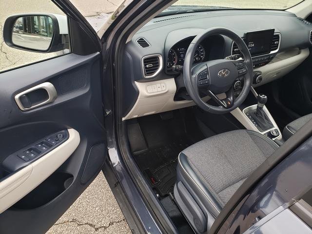 Used 2022 Hyundai Venue Limited image 11