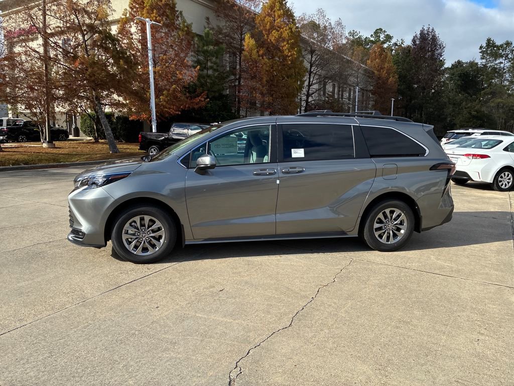 New 2026 Toyota Sienna LE image 2