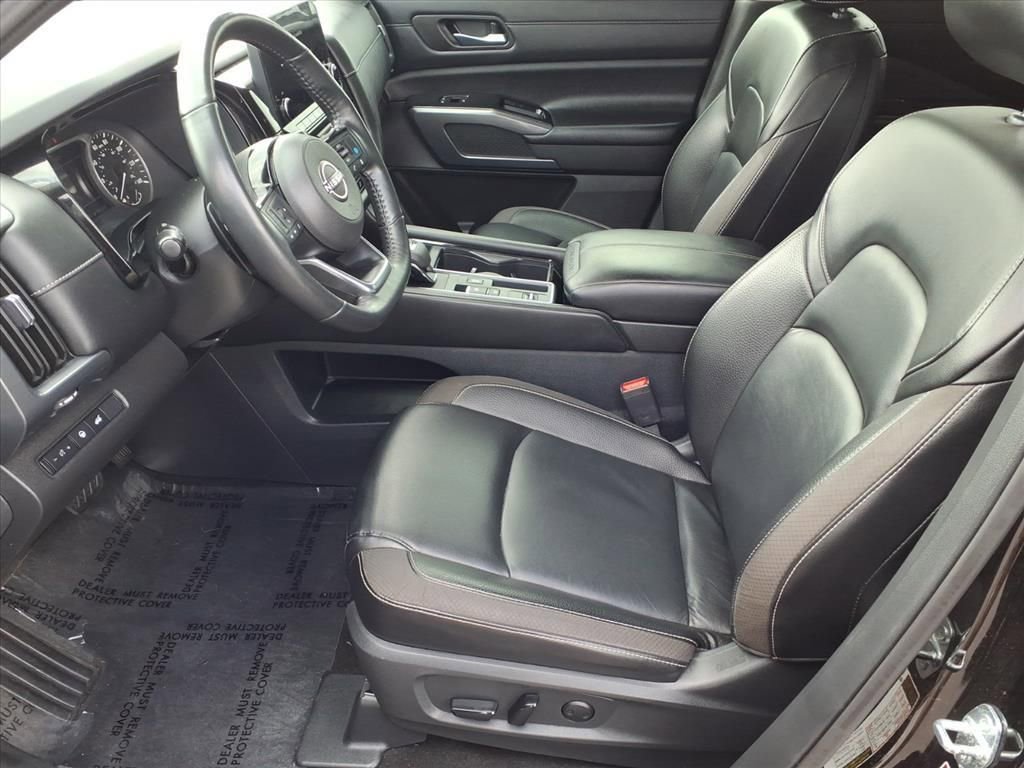 Used 2023 Nissan Pathfinder SL w/ Black Appearance Package image 9