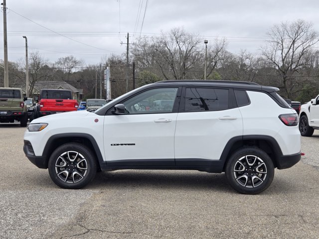Used 2025 Jeep Compass Trailhawk w/ Trailhawk Elite Group AWD/4WD image 11