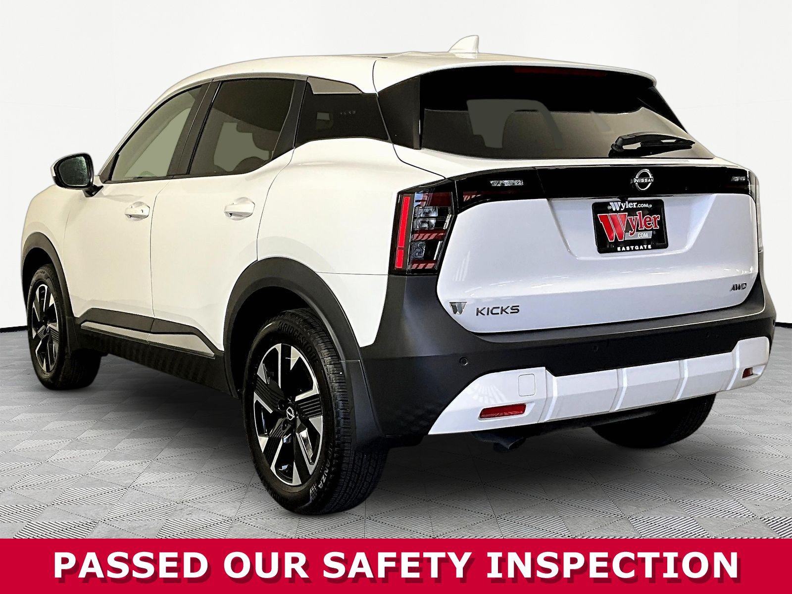 Certified 2025 Nissan Kicks SV AWD/4WD image 4