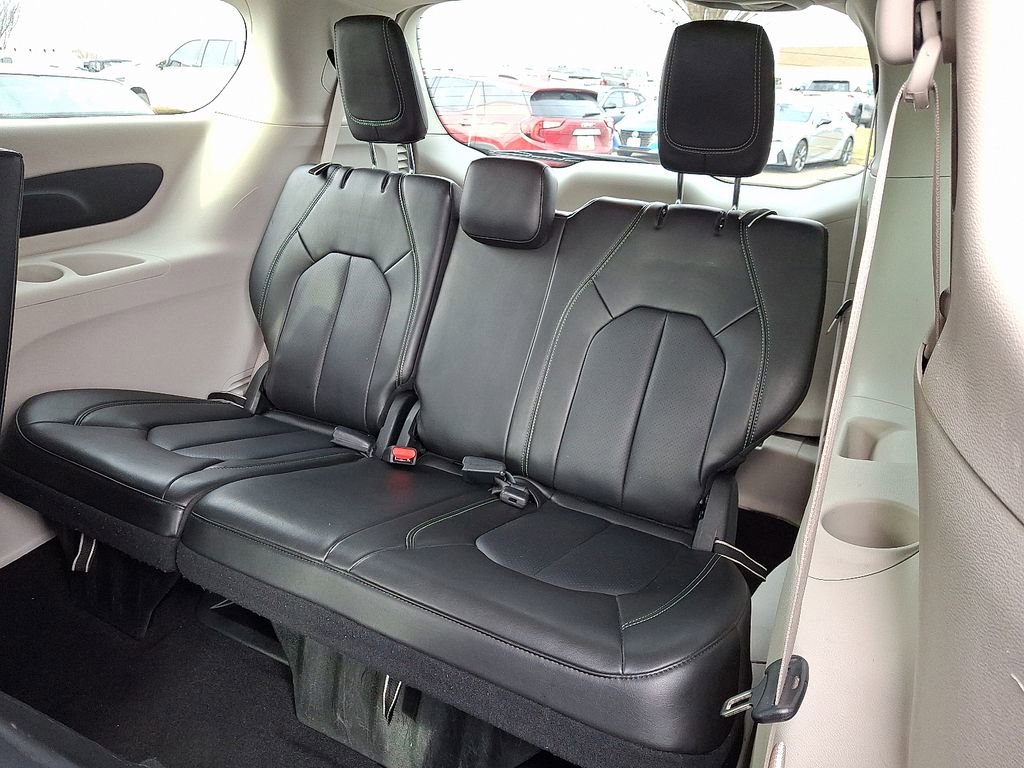 Used 2023 Chrysler Pacifica Touring-L image 10