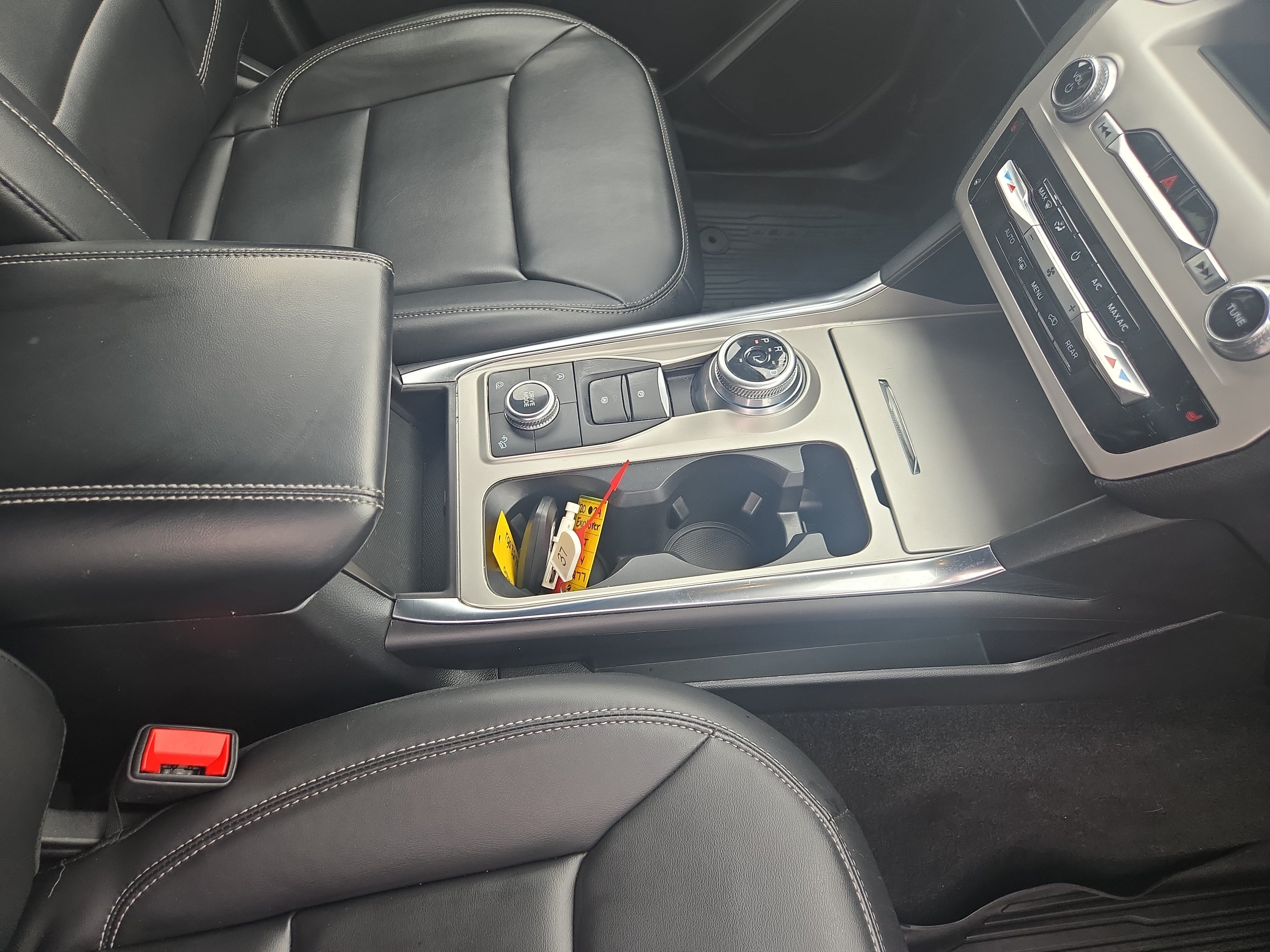 Used 2024 Ford Explorer XLT w/ Equipment Group 202A AWD/4WD image 22
