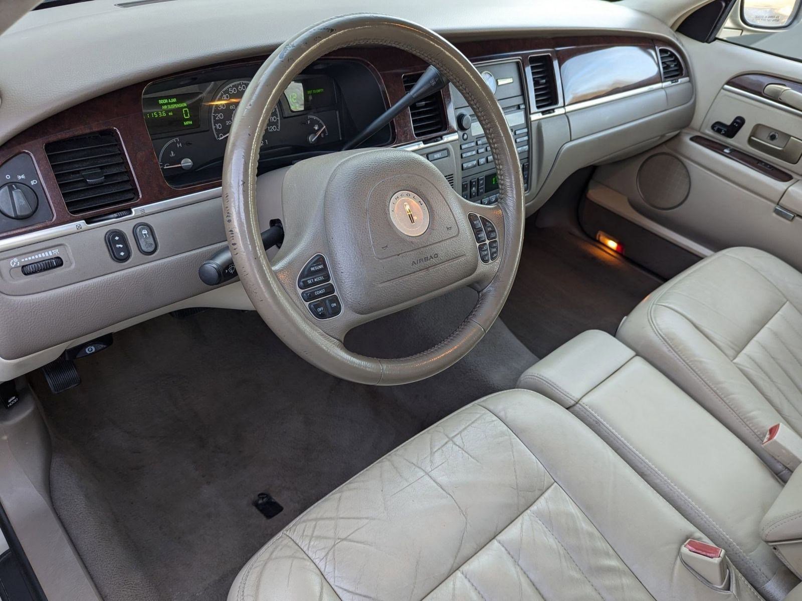 Used 2004 Lincoln Town Car Signature image 4