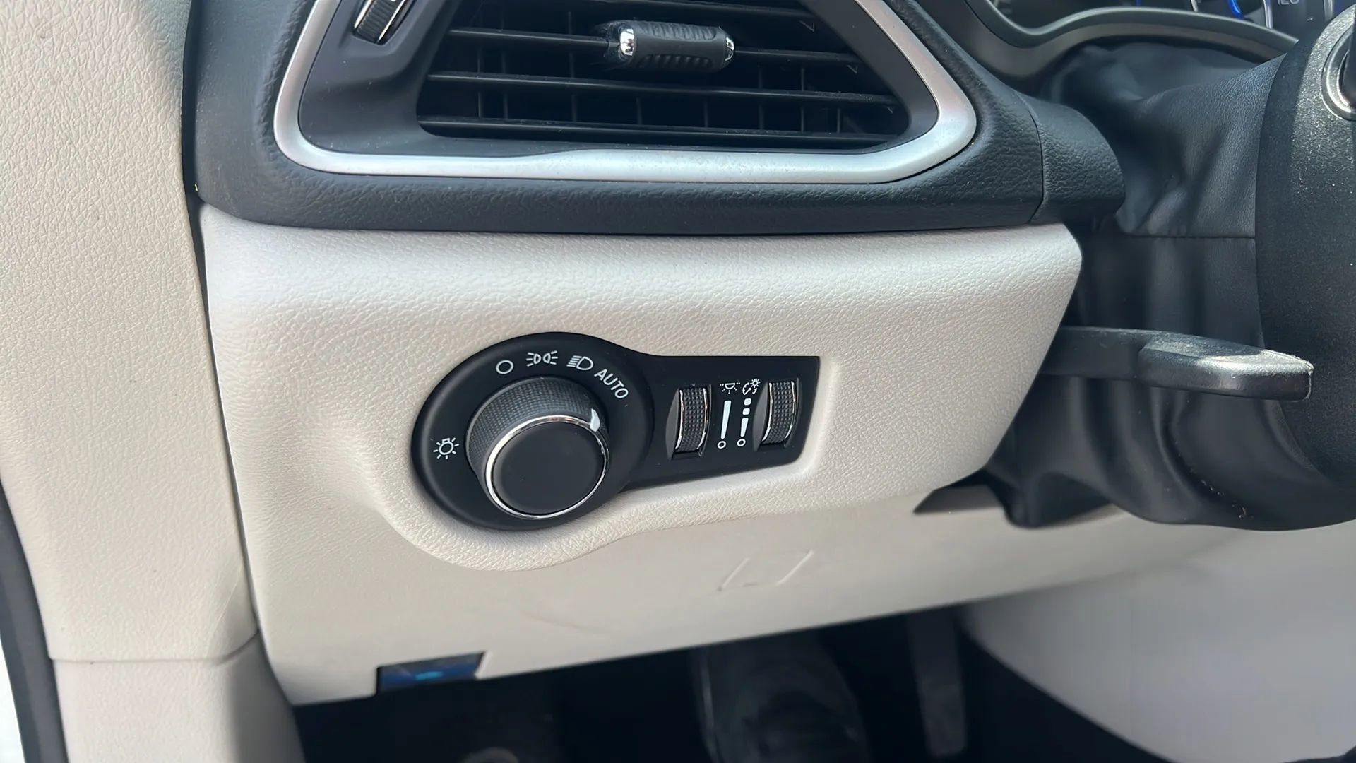 Used 2022 Chrysler Voyager LX image 19