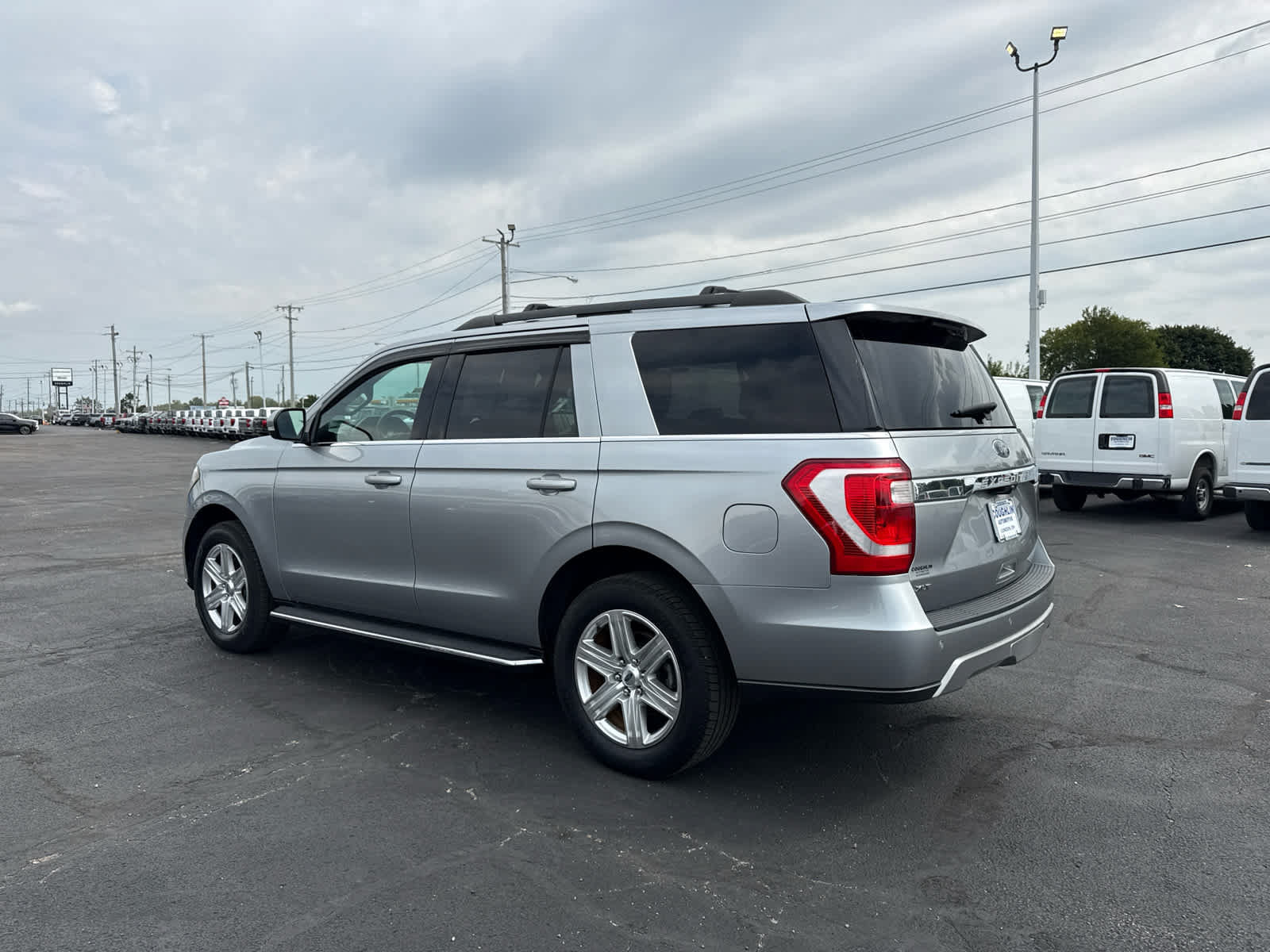 Used 2020 Ford Expedition XLT w/ Equipment Group 202A AWD/4WD image 3